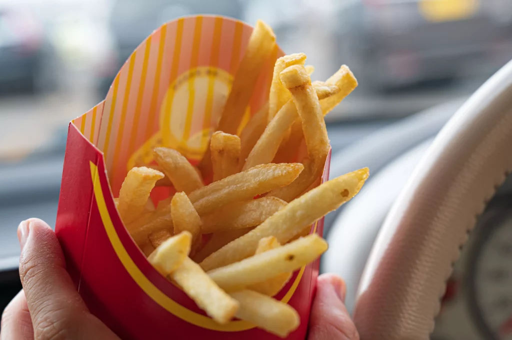 薯條現炸等3分鐘惹怒男客 小弟弟一句話幽默回應笑翻全場