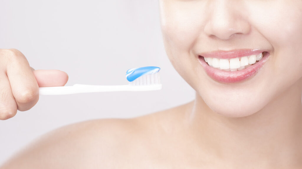 挑選美白牙膏有學問！牙醫提醒：避開高研磨產品　過度使用恐傷琺瑯質