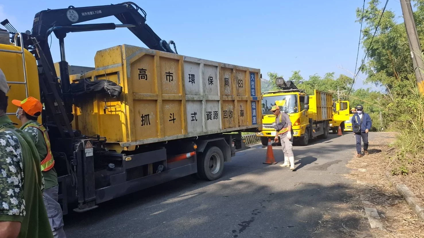 高雄月世界驚現「兩層樓高垃圾山」　環保局稽查破袋證實來自台南　已追查不法來源