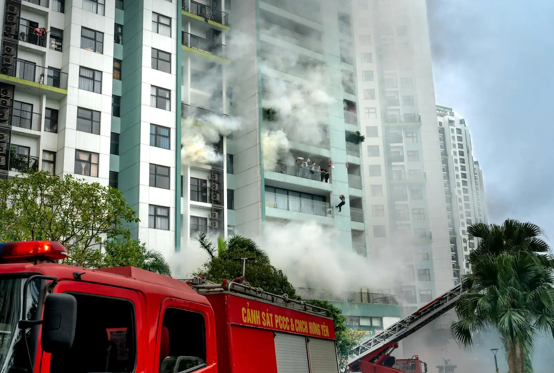 鹽埕住宅火警半小時撲滅一男子嗆傷送醫
