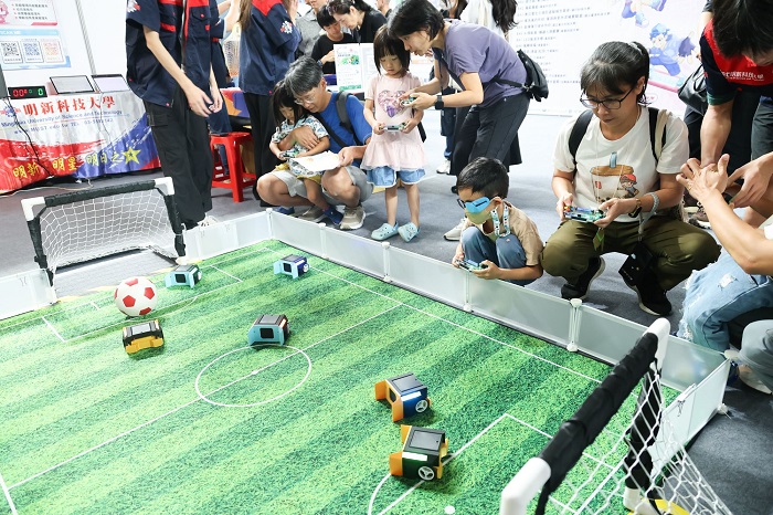 現場舉辦「115年新竹縣教育科技盃無人機足球賽」,參賽者透過無人機操控、團隊合作及競賽策略展開對決。(新竹縣政府提供)