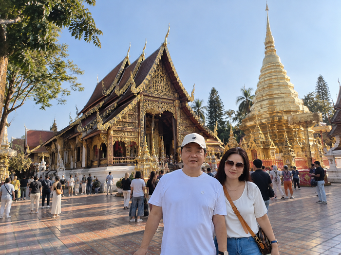 長榮旅行社創辦人蔡長榮(左)與總經理徐若婷(右)於泰北實地考察,攜手開創深度永續旅遊路線。
(圖/長榮旅行社提供)